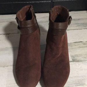 Cato woman’s brown zip suede look ankle boot with 2 1/2” heels & straps size 8